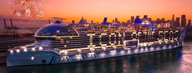Icon of the Seas iluminado à noite — Foto: Reprodução/Instagram