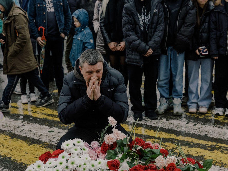 Pessoas depositam flores em um memorial improvisado perto de local do atentado