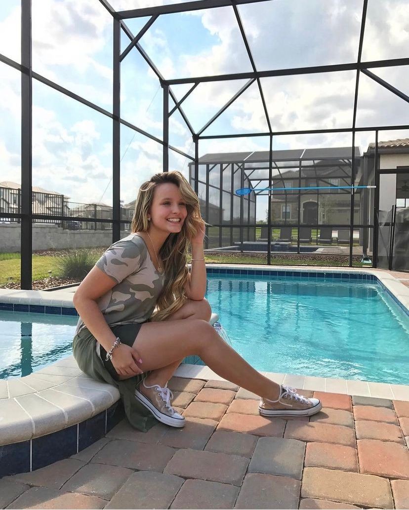 Larissa Manoela na piscina de sua casa em Orlando — Foto: Reprodução