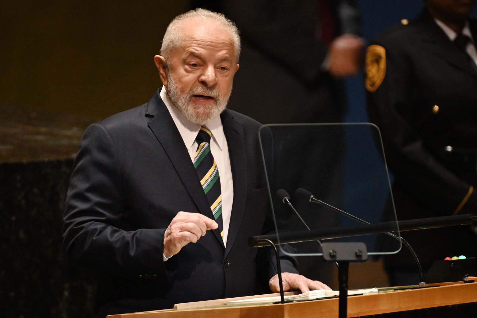 O presidente Luiz Inácio Lula da Silva do Brasil discursa na 78ª sessão da Assembleia Geral das Nações Unidas — Foto: Ed JONES / AFP