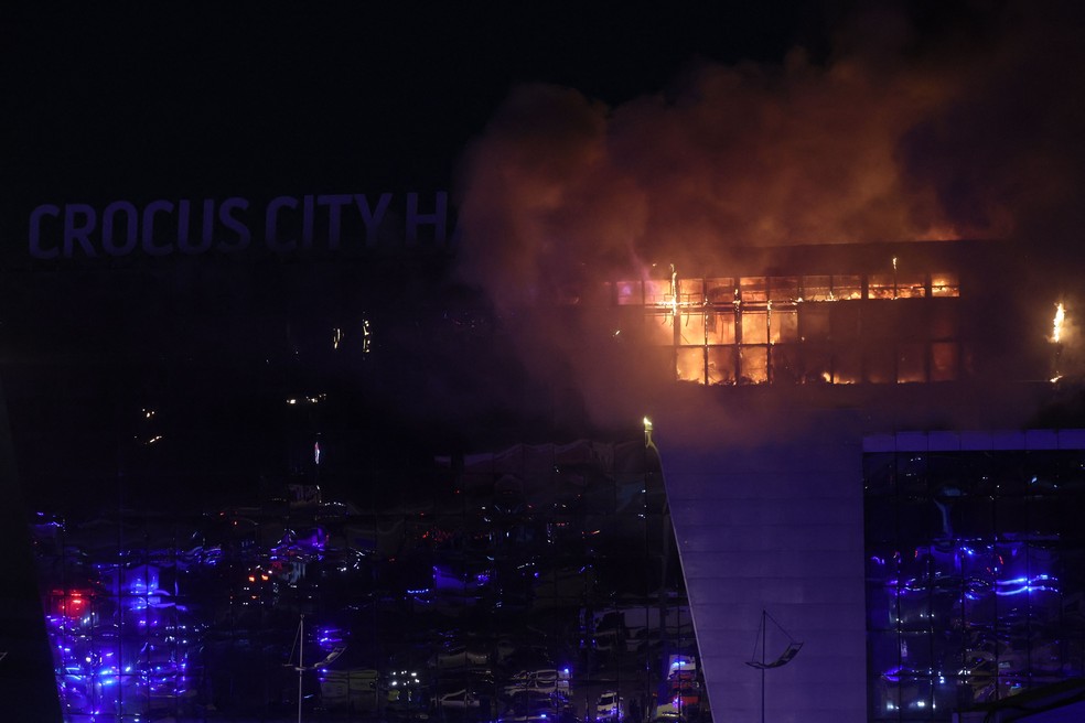 Detalhe de incêndio em centro comercial em Krasnogorsk, nos arredores de Moscou — Foto: AFP