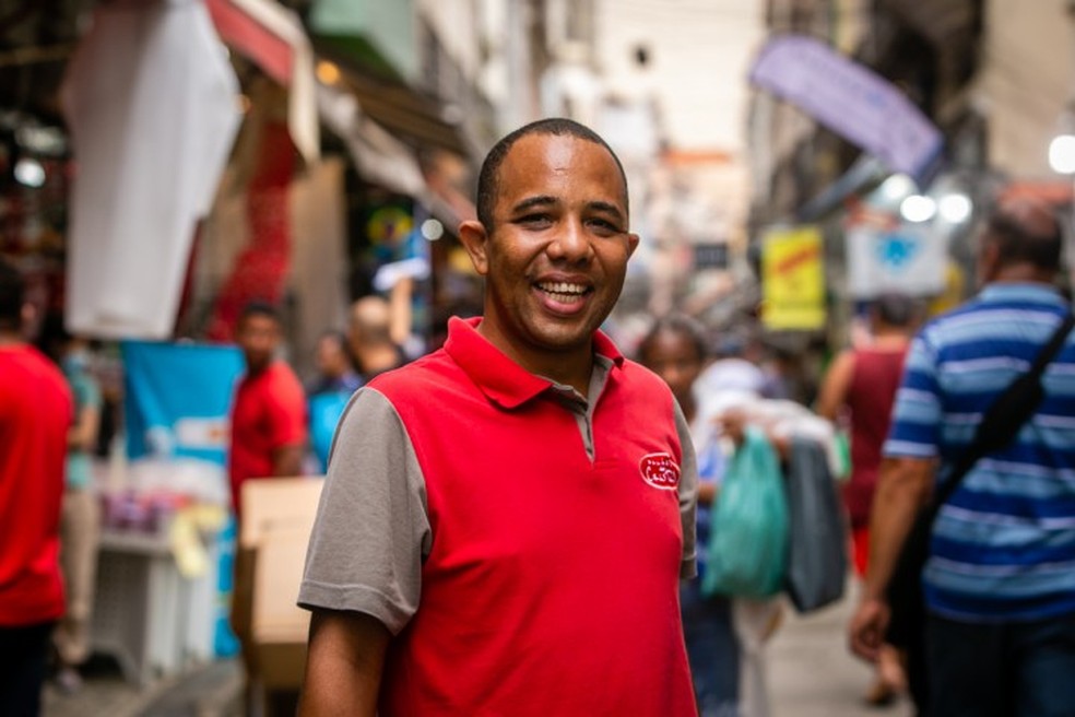 Julio Cesar Pereira da Silva, 40 anos, trabalha como vendedor no Saara ha 23 anos — Foto: Rebecca Maria/Agência O Globo
