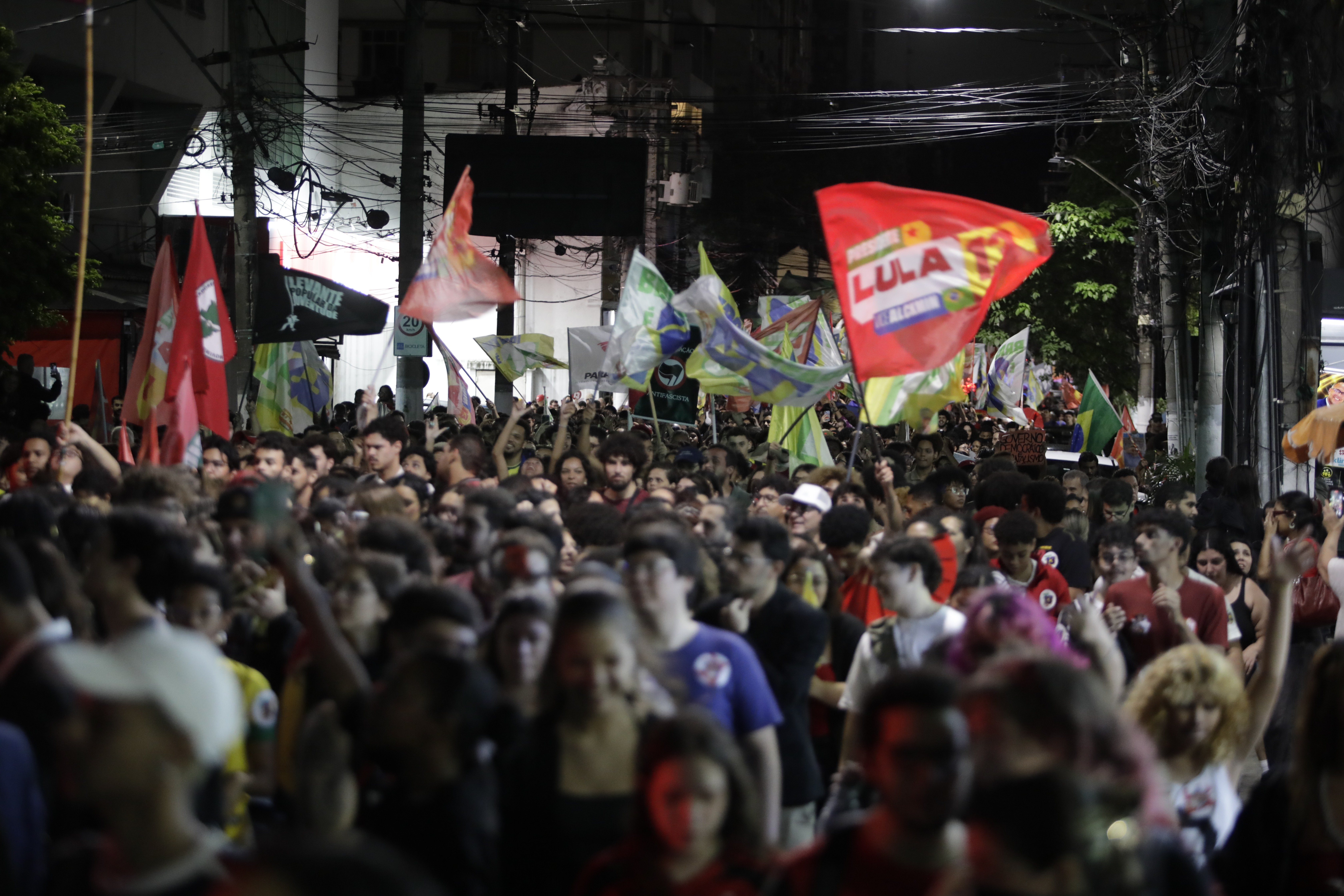 'A juventude pode mudar o mundo': palco da primeira manifestação pró-Lula no 2º turno, UFF tem ato de vitória em Niterói