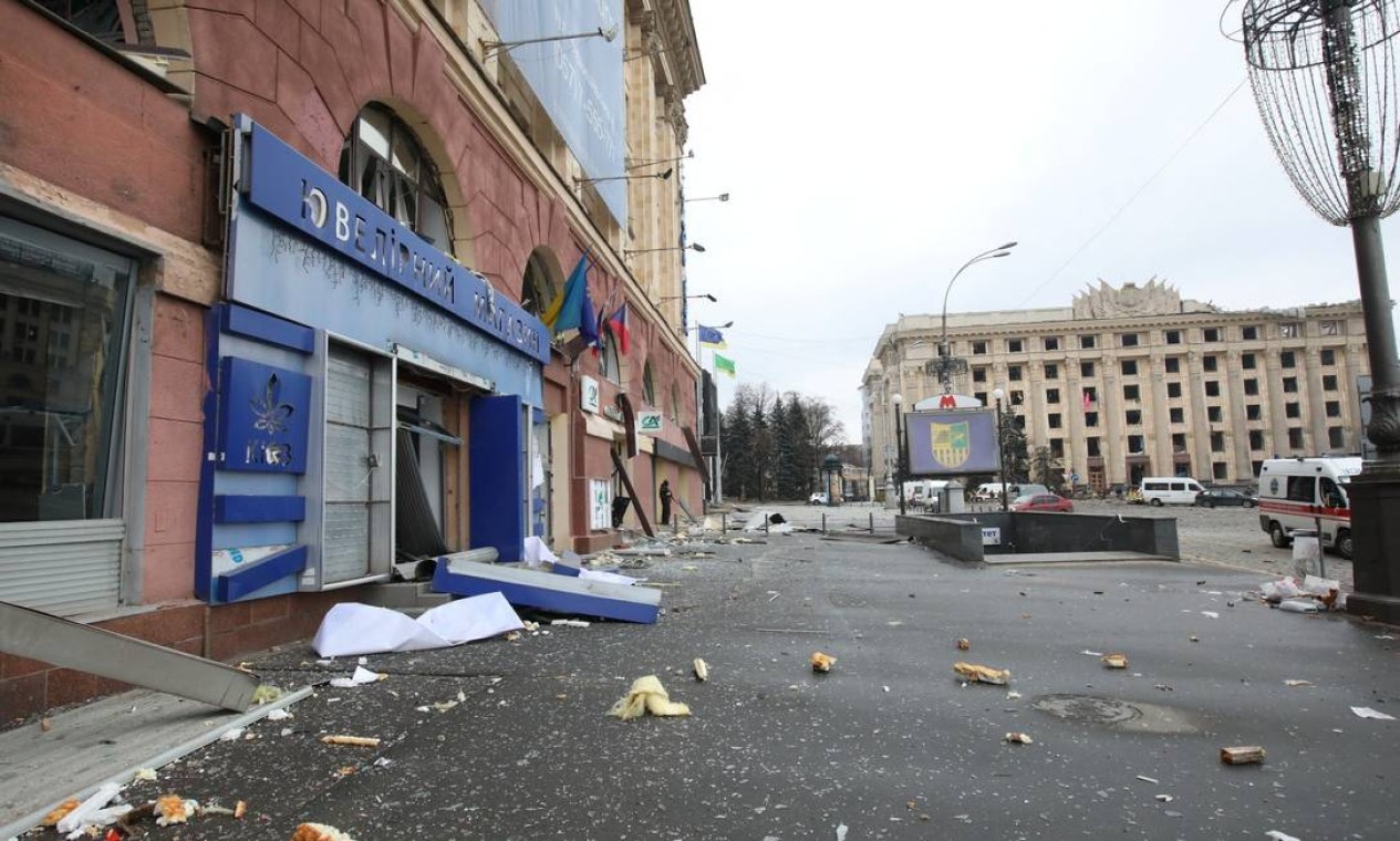 A mesma joalheria, destruída após um míssil lançado por invasores russos atingir área perto do prédio administrativo regional de Kharkiv  — Foto: VYACHESLAV MADIYEVSKYY / REUTERS