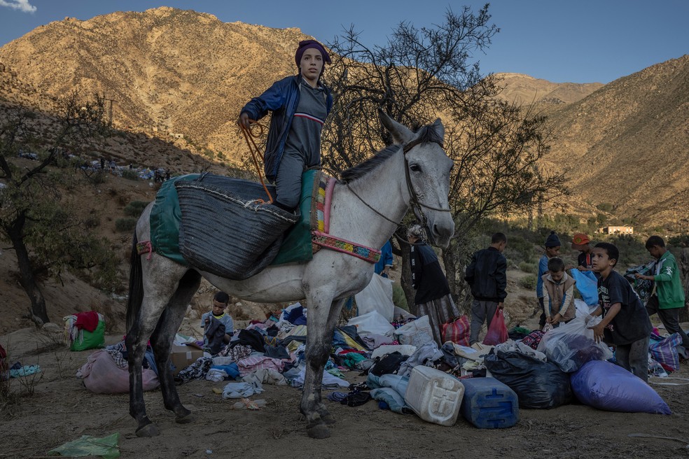 Um voluntário adolescente coleta roupas e suprimentos para as vítimas do terremoto no vilarejo de Amadar, na Cordilheira do Atlas, no Marrocos — Foto: Nariman El-Mofty/The New York Times
