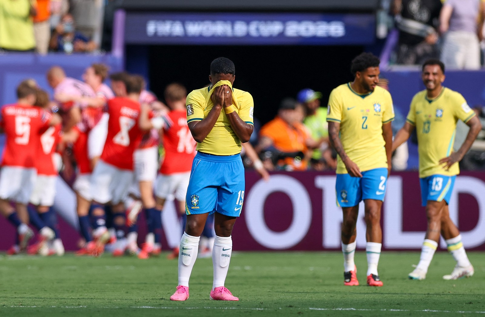 Endrick reage após segundo gol de Haaland — Foto: Getty Images via AFP
