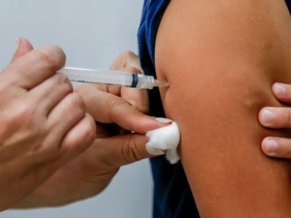 Dengue vaccination at a health center — Photo: Paulo Pinto/Agence Brasil