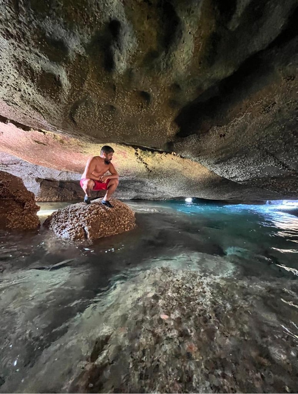 O profissional de educação física e influencer Felipe Zeid curte a gruta da Ilha do Frade — Foto: Divulgação/ Felipe Zeid