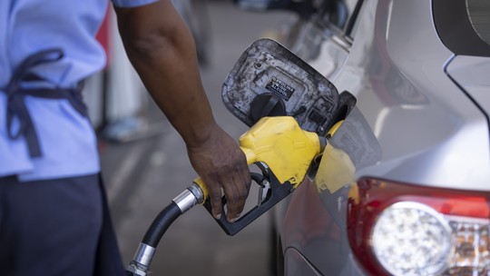 Valor da gasolina cai nos postos pela quarta semana, diz pesquisa da ANP 