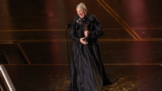 Kate Hawley aceita o prêmio de Melhor Figurino por "Frankenstein". — Foto: KEVIN WINTER