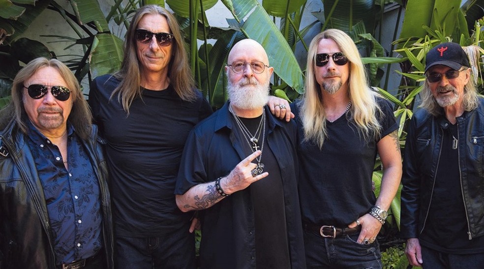 Judas Priest: dDa esquerda para a direita, Ian Hill, que está na estrada com o grupo há 55 anos, Scott Travis, Rob Halford, Richie Faulkner e Glenn Tipton — Foto: Divulgação/James Hodges