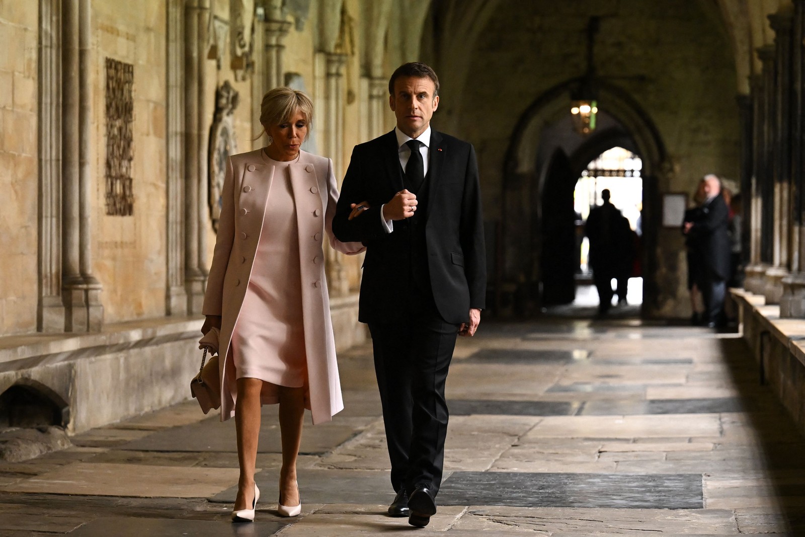 O presidente francês, Emmanuel Macron, e a esposa, Brigitte, chegam para a coroação de Charles III  — Foto: Ben Stansall / POOL / AFP