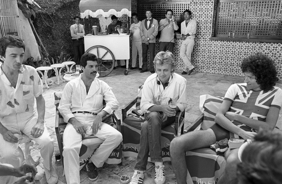 Da esquerda para direita: John Deacon, Freddie Mercury, Roger Taylor e Brian May dão entrevista ao lado da piscina do Hotel Sheraton, no Rio de Janeiro,  em 1981 — Foto: Milton Alves / Acervo