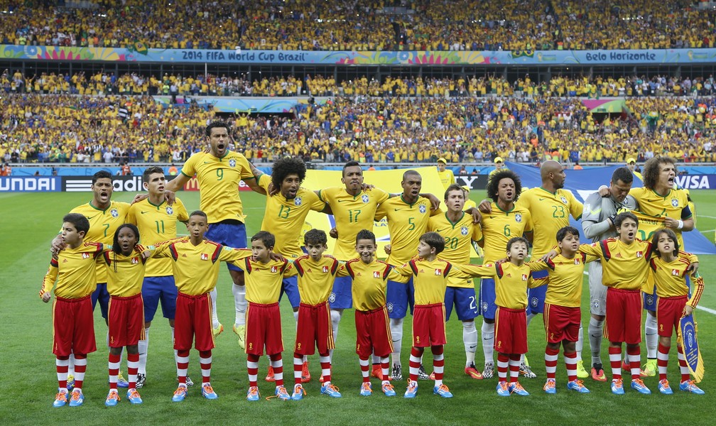 Jogadores cantam o hino brasileiro antes do fátidico jogo com a Alemanha no Mineirão — Foto: Ivo Gonzalez/ Agência O Globo