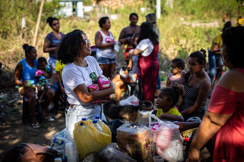 Moradoras do lixão de Itaoca conversam com a advogada Paola Lima, do Projeto Lilás: ‘agora andaremos com a cartilha com nossos diretos como se fosse um documento’ — Foto: Hermes de Paula