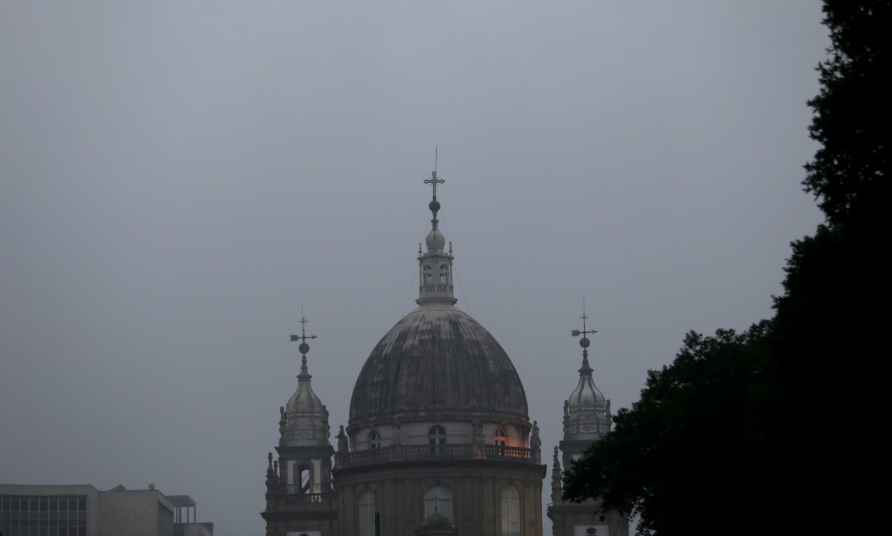 Nevoeiro atinge a manhã do Rio de Janeiro — Igreja da Candelária - Foto: Fabiano Rocha / Agência O Globo