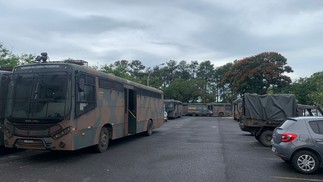Ônibus e caminhões militares no entorno do Palácio do Planalto — Foto: O GLOBO