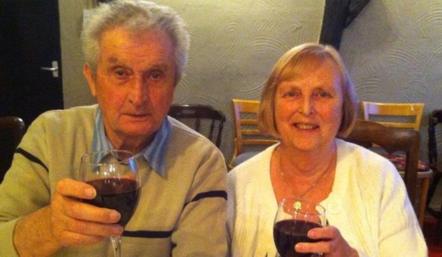 Idosa morre após cachorro lamber ferida e causar infecção, na Inglaterra