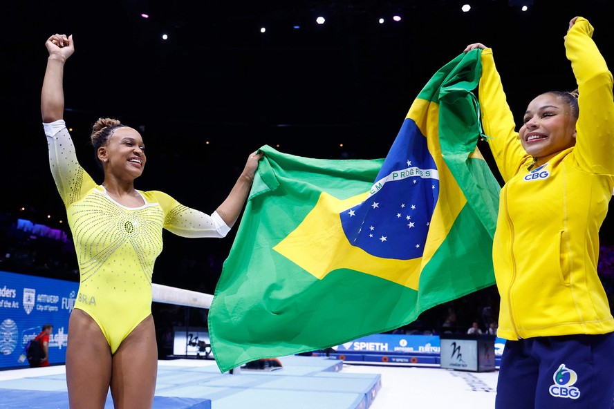 Rebeca Andrade se garante em quatro finais e Flavia Saraiva em duas no  Mundial de ginástica, Farol