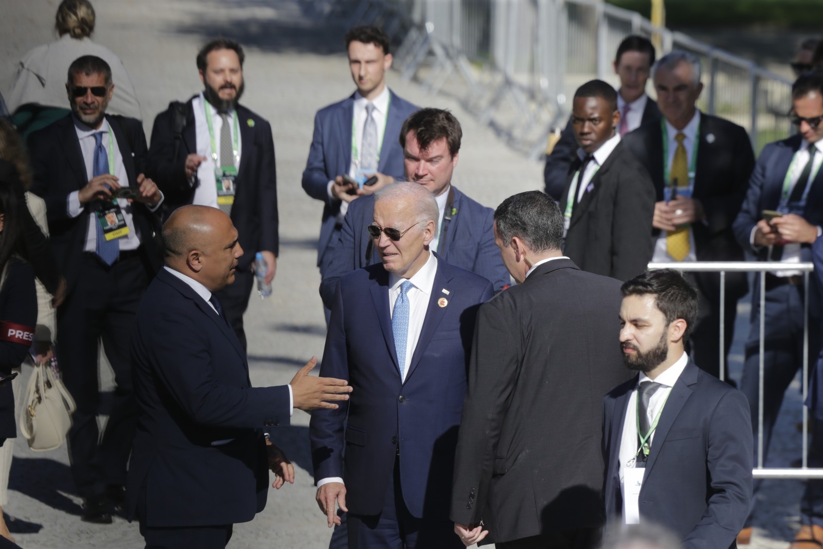 Presidente dos Estados Unidos, Joe Binden, acabou não participando desse primeiro registro. Ele chegou ao local da foto pouco depois do registro — Foto: Domingos Peixoto / Agência O Globo