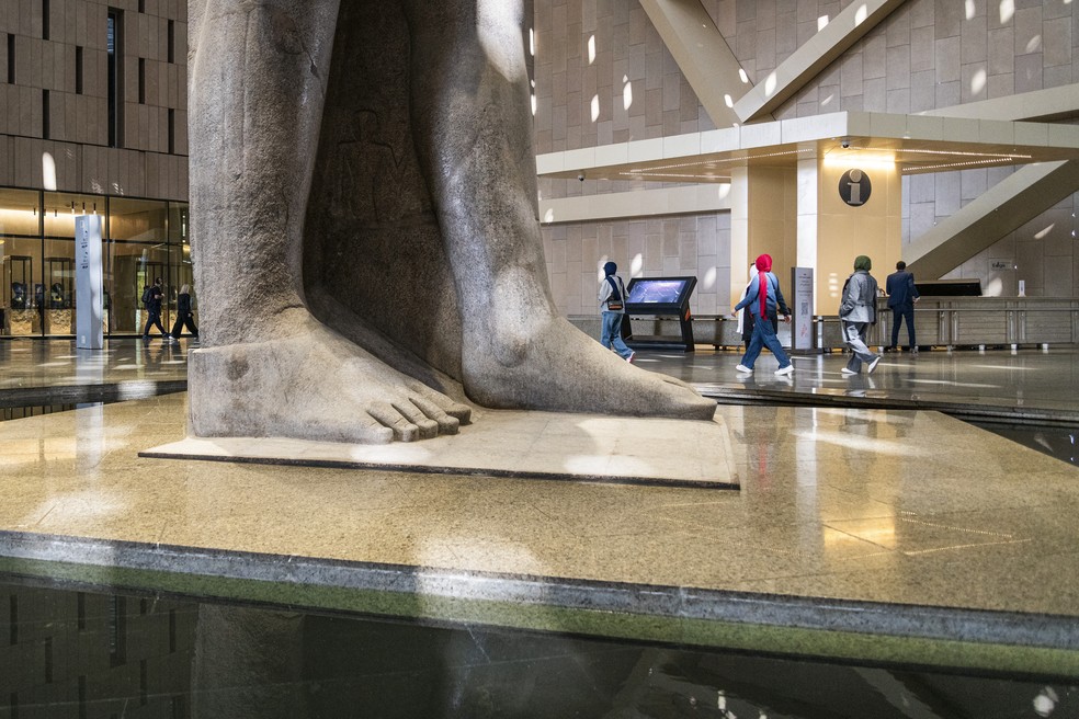 Detalhes dos pés da monumental estátua do faraó Ramsés II, destaque do Grand Hall do novo Grande Museu Egípcio, no Cairo — Foto: Stephen Hiltner/The New York Times