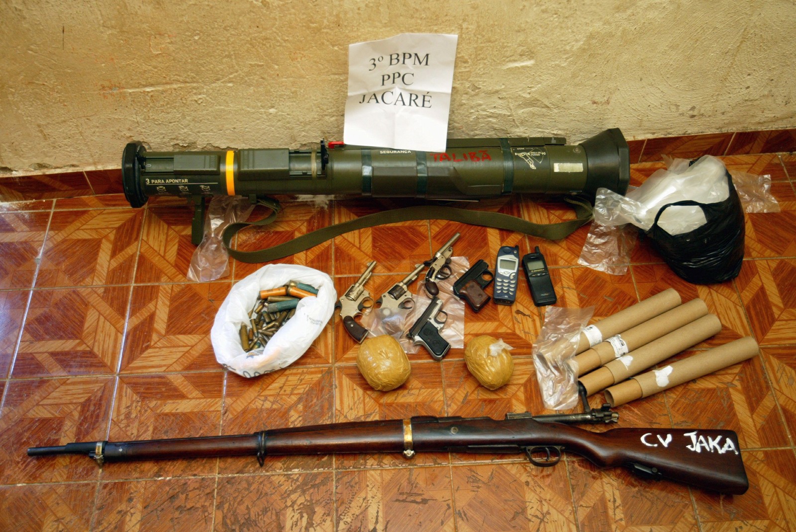 Policiais do RPMont apreendem fuzil AR15 após troca de tiros com bandidos da Favela do Barbante. (Foto de 14/02/2005, no Rio de Janeiro) — Foto: Marcelo Franco / Agência O Globo