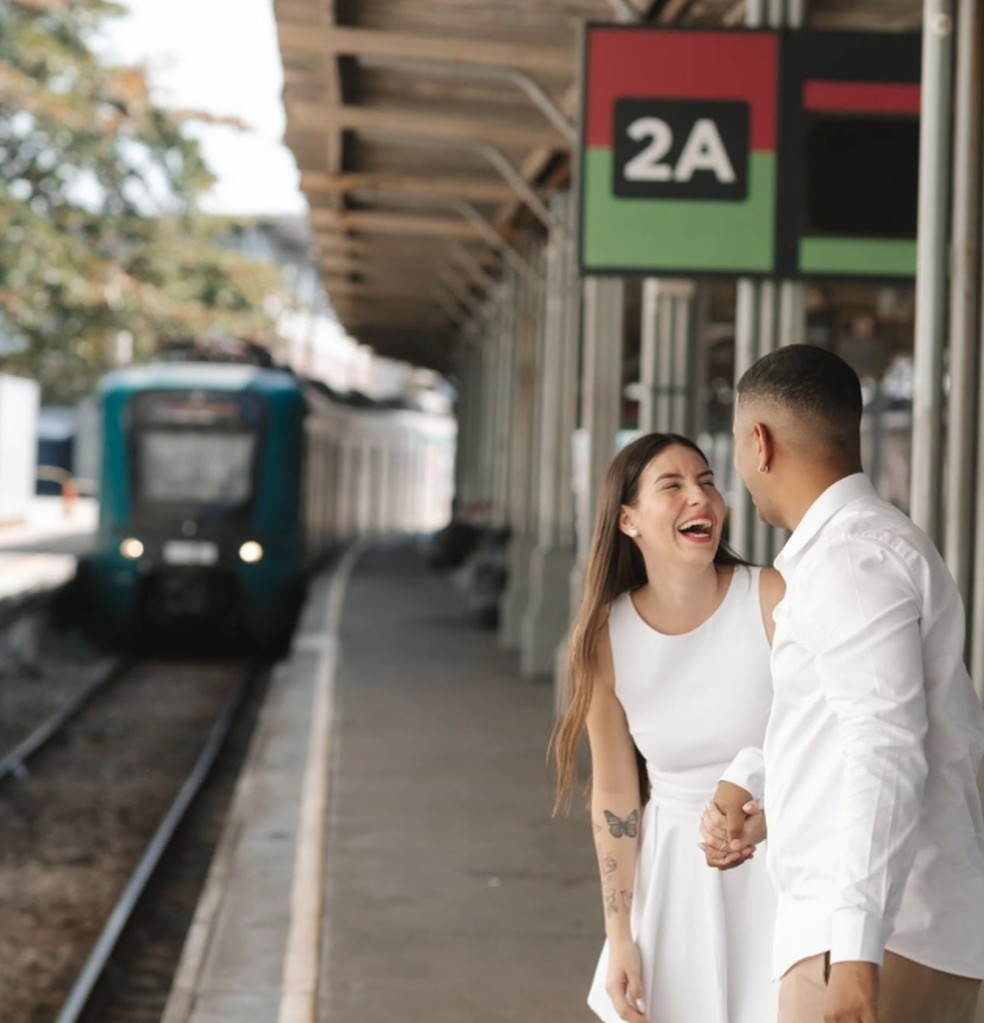o Casal, Giovanna Moraes E Matheus Guilherme, Durante EnsaiofotográficoNaEstaçãoCentraldo Brasil- foto: reprodução/instagram