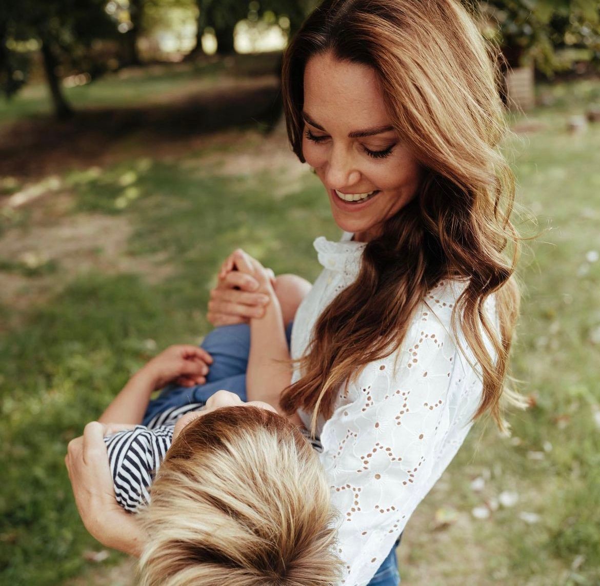 Kate segura Louis, seu filho mais novo — Foto: Reprodução