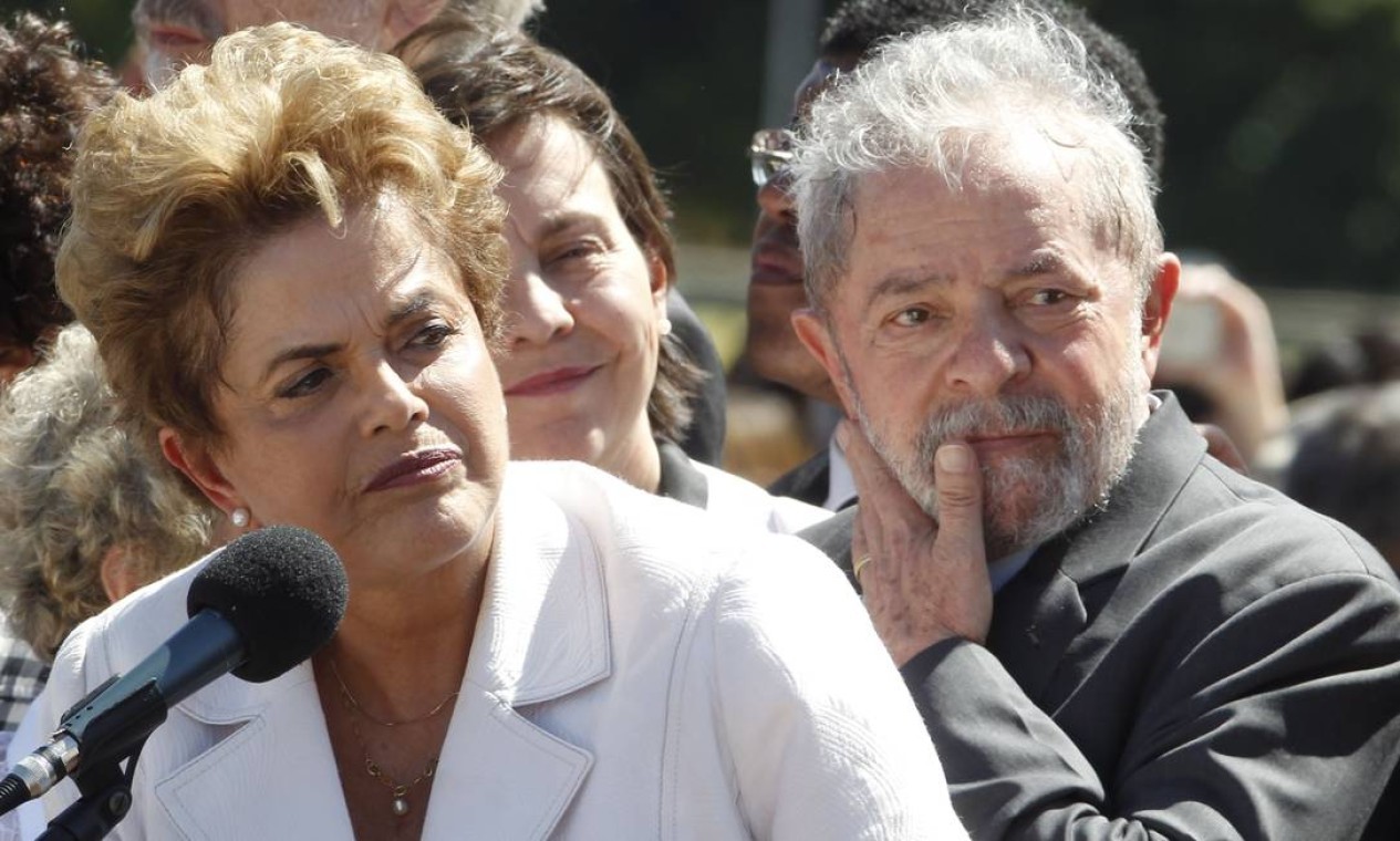 AFASTAMENTO DE DILMA - Lula surge abatido ao lado de Dilma Rousseff à frente do Palácio do Planalto horas após o Senado decidir pelo afastamento da presidente, em maio de 2016  — Foto: Givaldo Barbosa / Agência O Globo