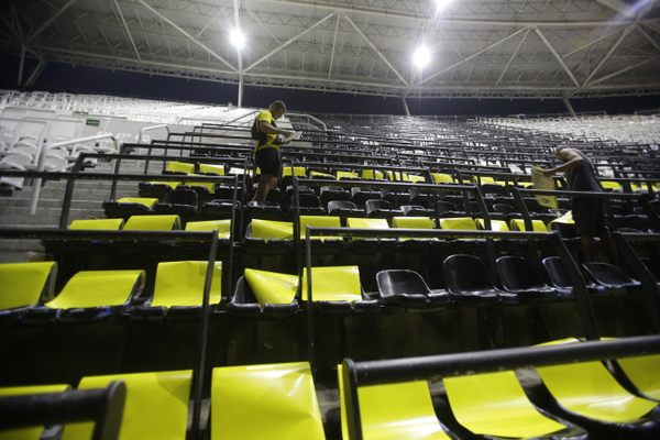 Torcedores do Botafogo preparam mosaico na noite anterior a partida na Libertadores