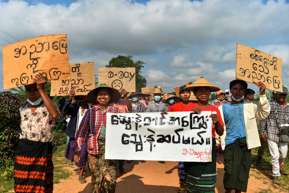 Demonstrators protest against the military coup in Sagaing township, Sagaing Division in Myanmar — Photo: AFP