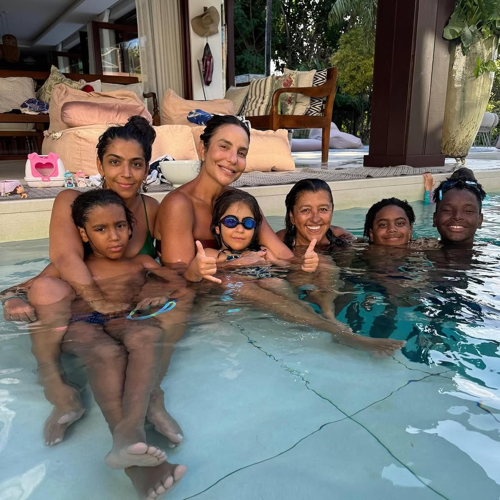 Regina Casé e Ivete Sangalo posam com suas famílias em piscina em Salvador, na Bahia — Foto: Reprodução/Instagram