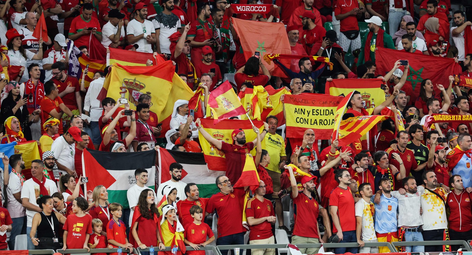 Torcida da Espanha no jogo contra o Marrocos — Foto: JACK GUEZ/AFP