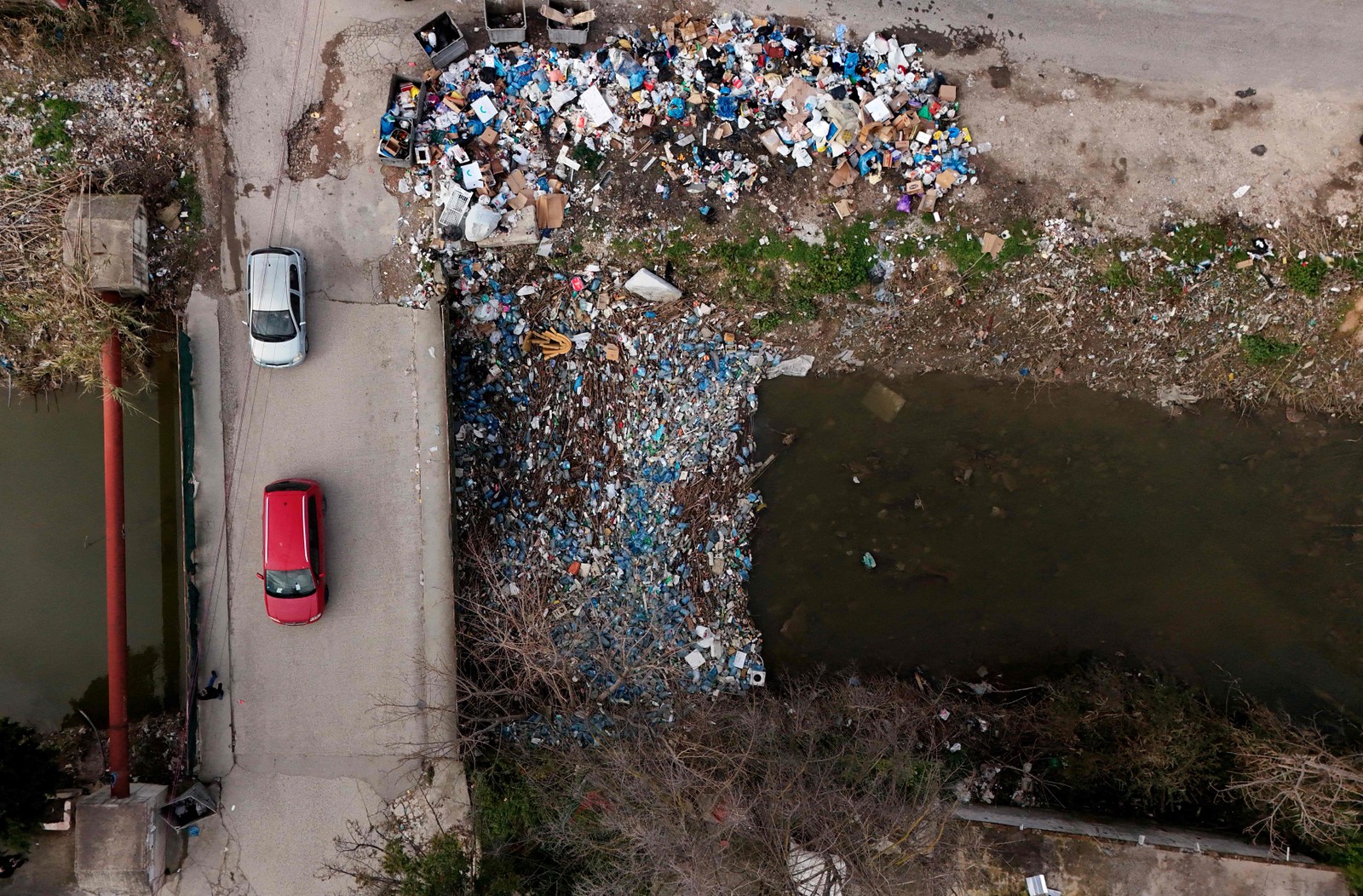 Embora as águas das enchentes estejam baixando em algumas partes do país, a força das torrentes danificou barragens e algumas áreas permanecem submersas — Foto: Adnan Beci/AFP