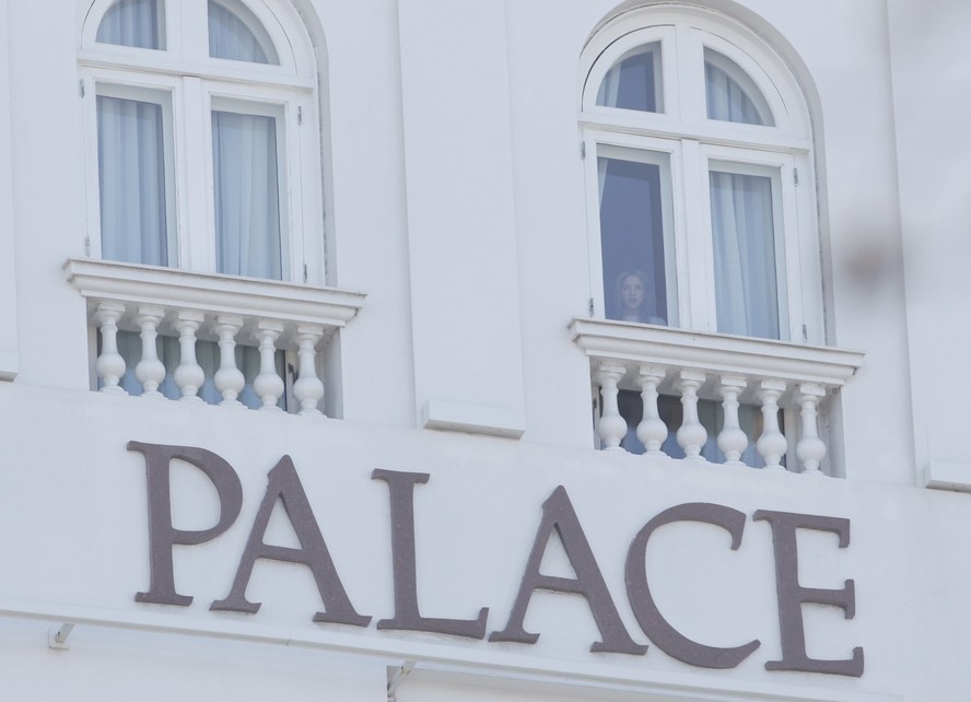 Shakira aparece na janela do Copacabana Palace