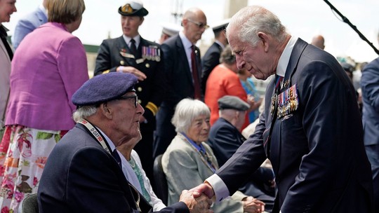 80 anos do Dia D: Mesmo doente, rei Charles III discursa em cerimônia: 'devemos a essa grande geração'