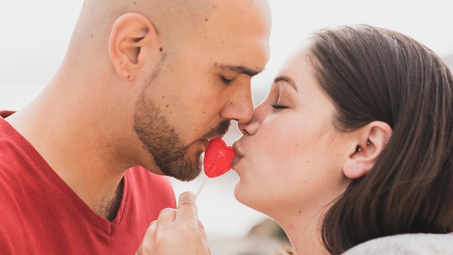 Quer beijar sem preocupação? Veja dicas para evitar mau hálito