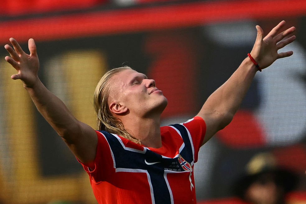 Haaland fez dois gols na vitória da Noruega contra o Brasil — Foto: MAURO PIMENTEL / AFP