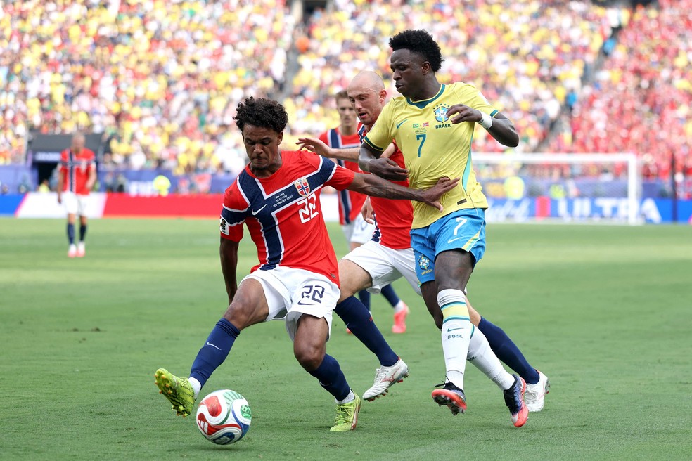 Oscar Bobb em ação contra Vinicius Jr., na vitória da Noruega sobre o Brasil, pelas oitavas de final da Copa do Mundo — Foto: Buda Mendes/Getty Images via AFP