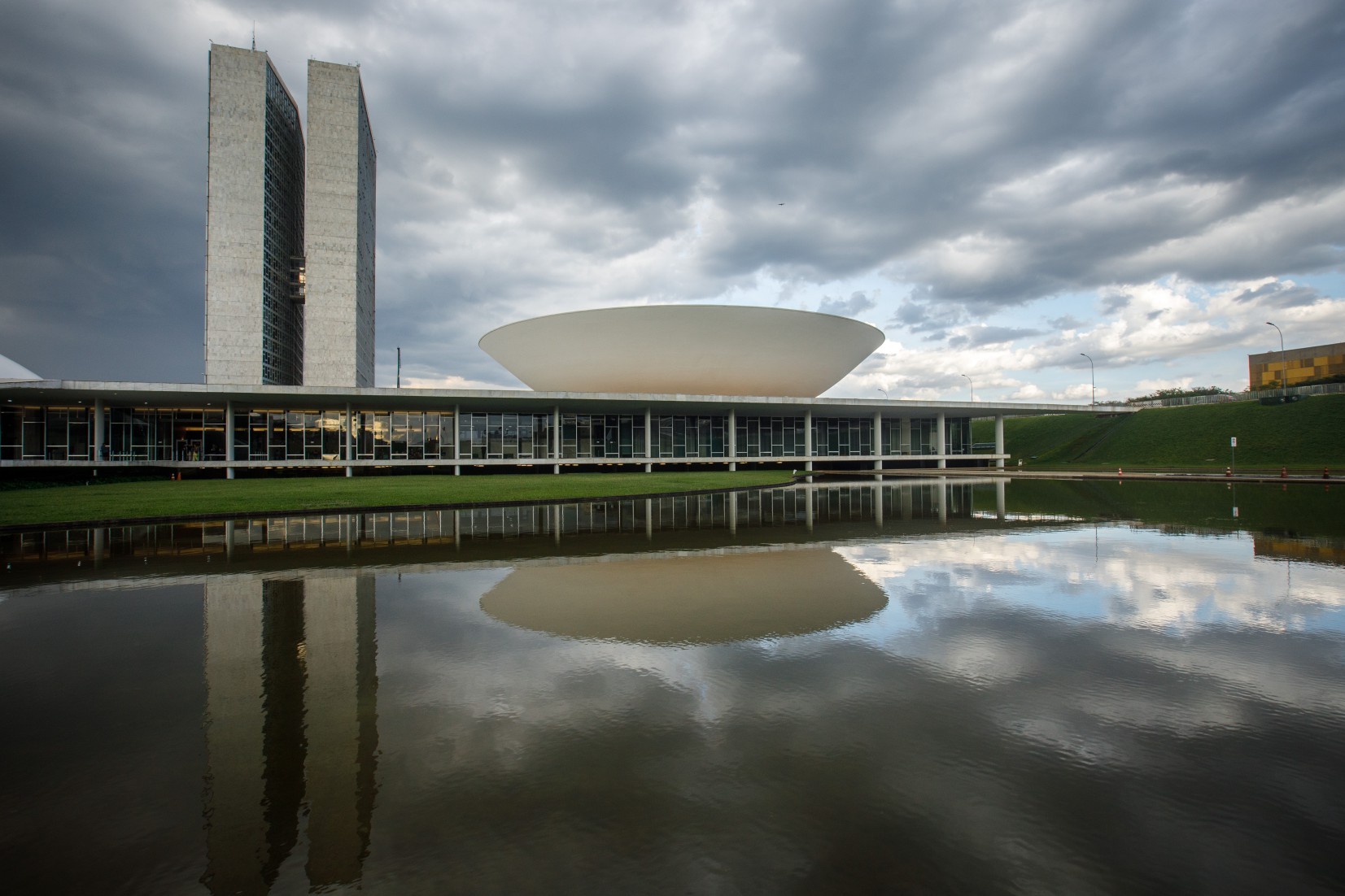 Sociedade brasileira desconfia das instituições