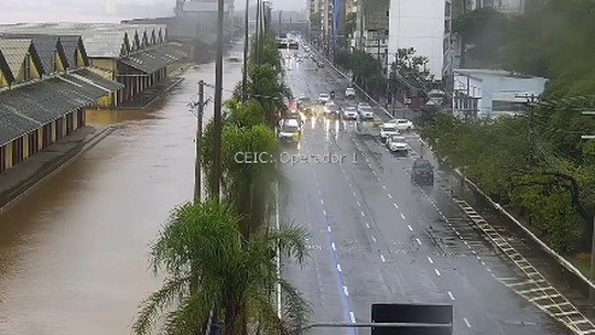 Em Porto Alegre, rio Guaíba transborda e águas invadem o Cais Mauá