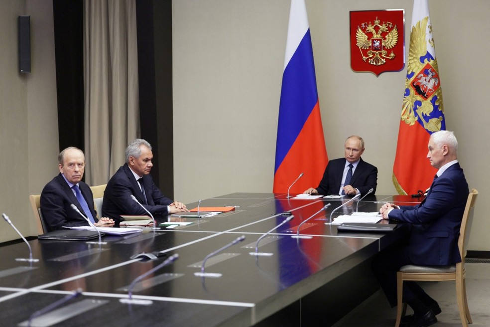 Putin, ladeado pelo ministro da Defesa Andrei Belousov, se reúne com chefes de agências policiais sobre a situação na região de Kursk — Foto: ALEKSEY BABUSHKIN/POOL/AFP
