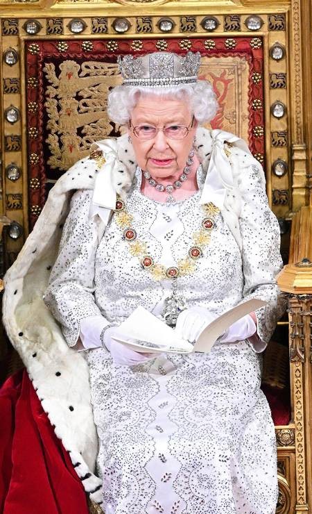 A Rainha Elizabeth II sentado no trono do Soberano na Câmara dos Lordes enquanto faz o Discurso da Rainha na Abertura Estadual do Parlamento nas Casas do Parlamento de Londres, em 14 de outubro de 2019  — Foto: PAUL EDWARDS / AFP