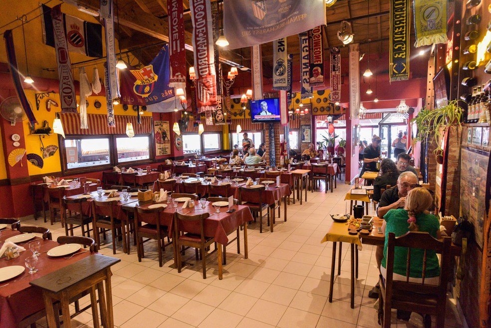 Restaurante vazio em Mar del Plata — Foto: MARA SOSTI/AFP
