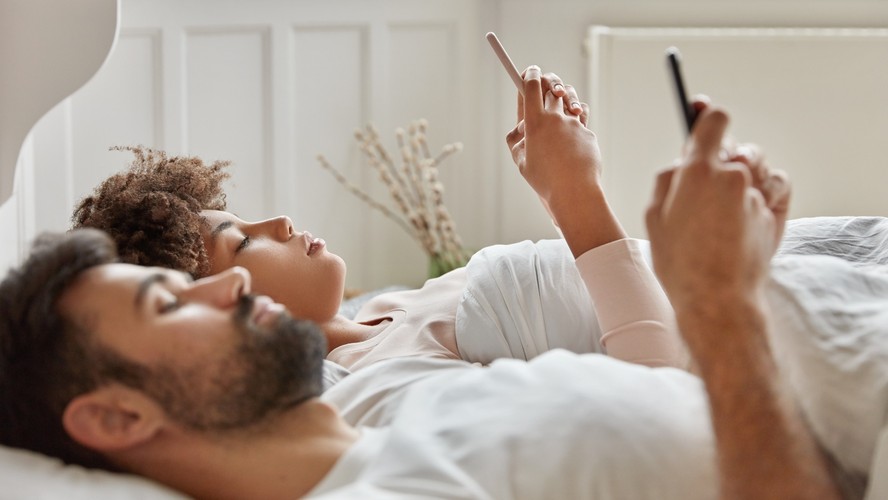 Sexo em tempos de IA e redes sociais: estamos mais conectados ou mais distantes?