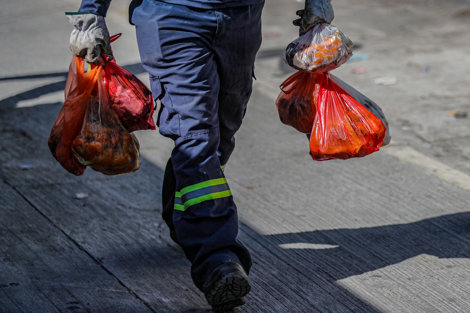 La Pintana foi uma das primeiras comunas de Santiago a coletar o lixo orgânico de seus habitantes — Foto: JAVIER TORRES / AFP