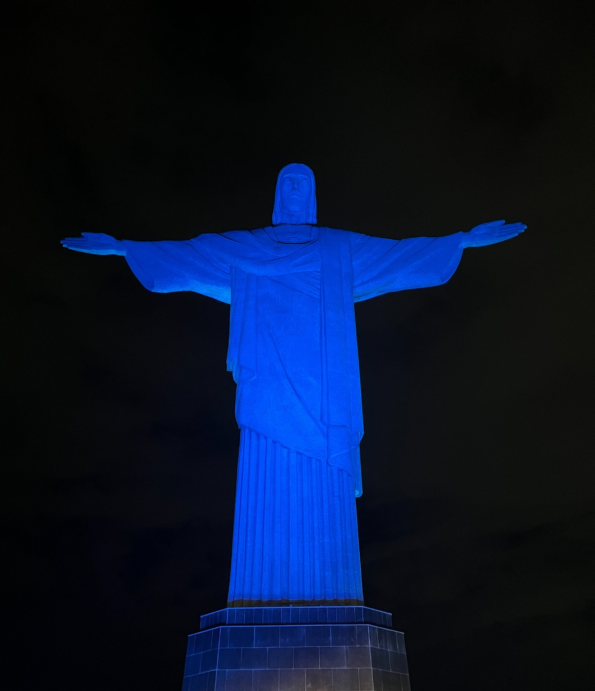 Cristo Redentor é iluminado de azul em homenagem aos 100 anos de Globo