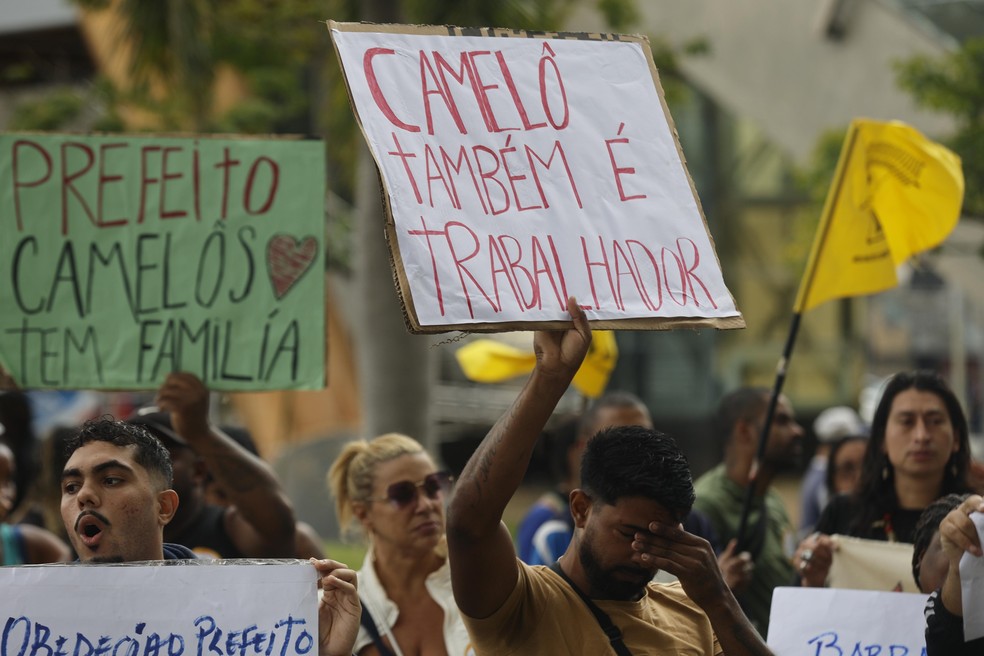 Camelôs fazem protesto em frente à prefeitura do Rio — Foto: Gabriel de Paiva / Agência O Globo