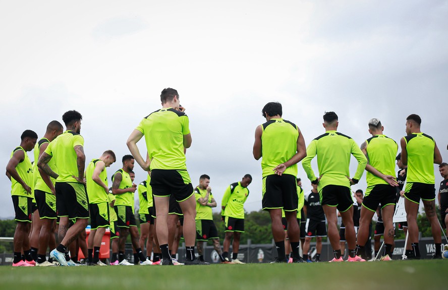 Jogadores do Vasco no último treino antes do jogo contra o Bahia