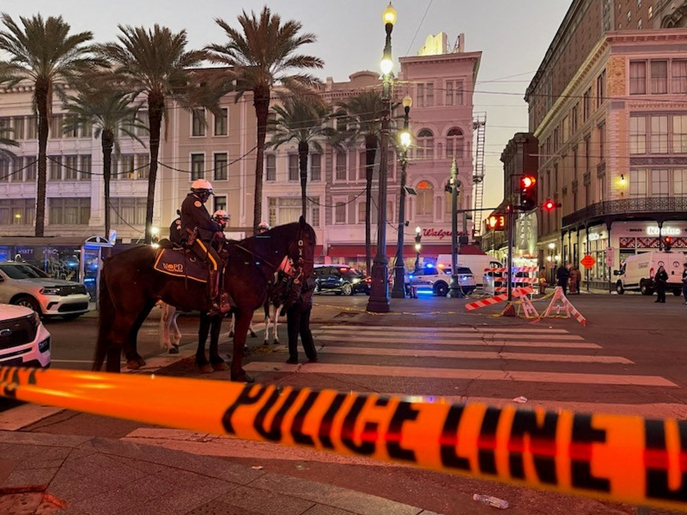 Pol&iacute;cia isola &aacute;rea de ataque em massa na Bourbon Street, em Nova Orleans &mdash; Foto: Matthew Hinton/AFP